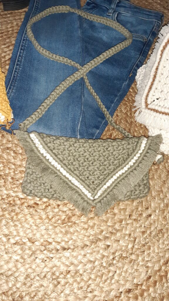 Pochette kaki en macramé