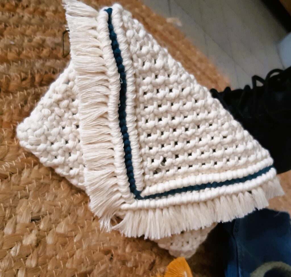 Mini-sac en macramé - Coloris écru et liseré bleu