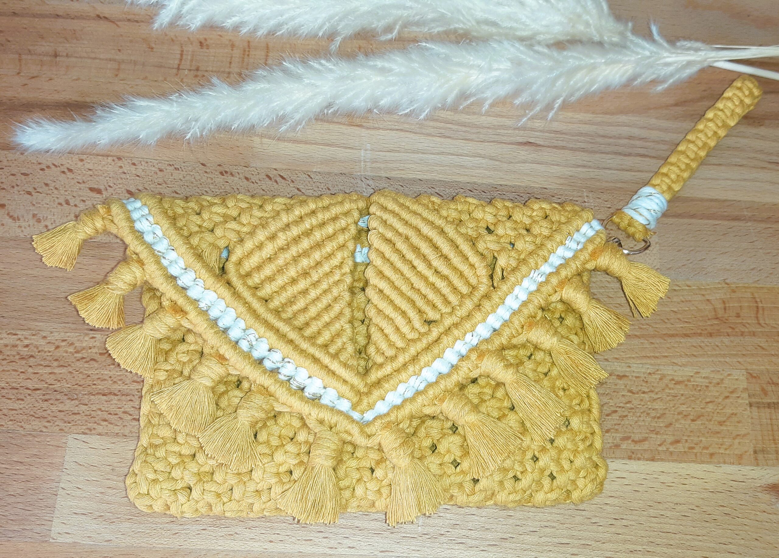 Pochette colorée en macramé