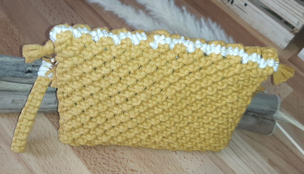 Pochette colorée en macramé