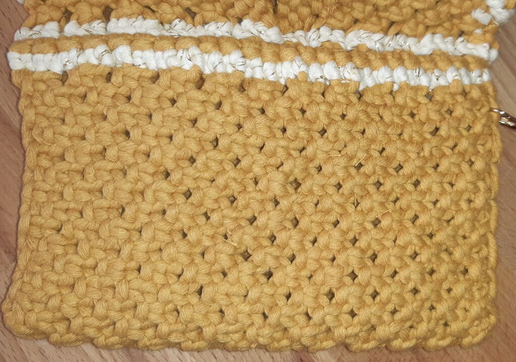 Pochette jaune moutarde en macramé - Détails blanc et doré