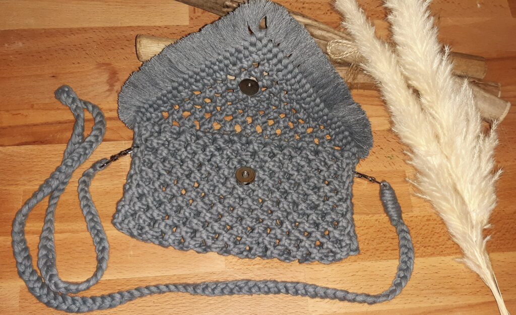 Pochette en macramé