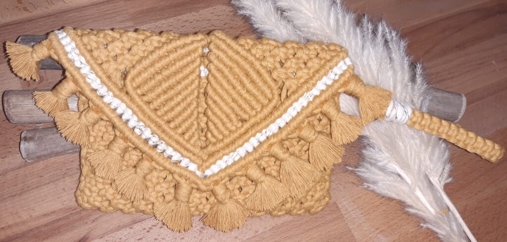 Pochette jaune moutarde en macramé - Détails blanc et doré