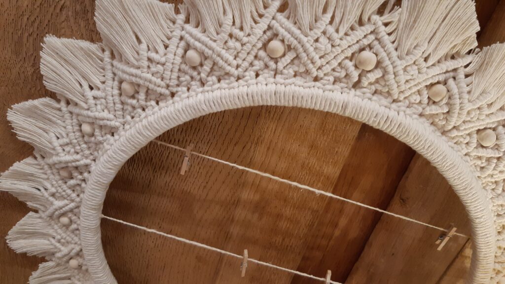 Détails macramé et perles en bois